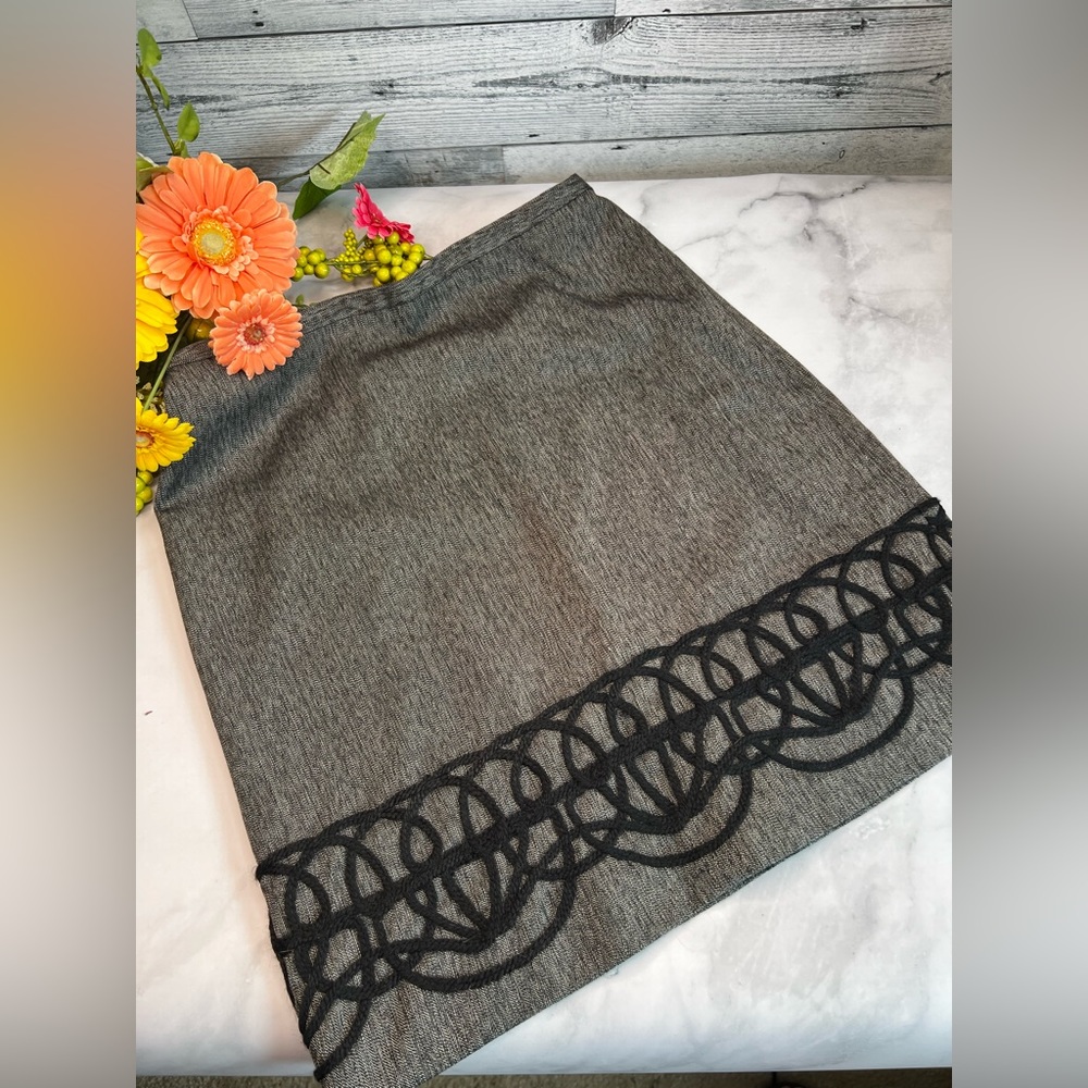 Loft skirt 19 inches long an lined gray black trim size 4.